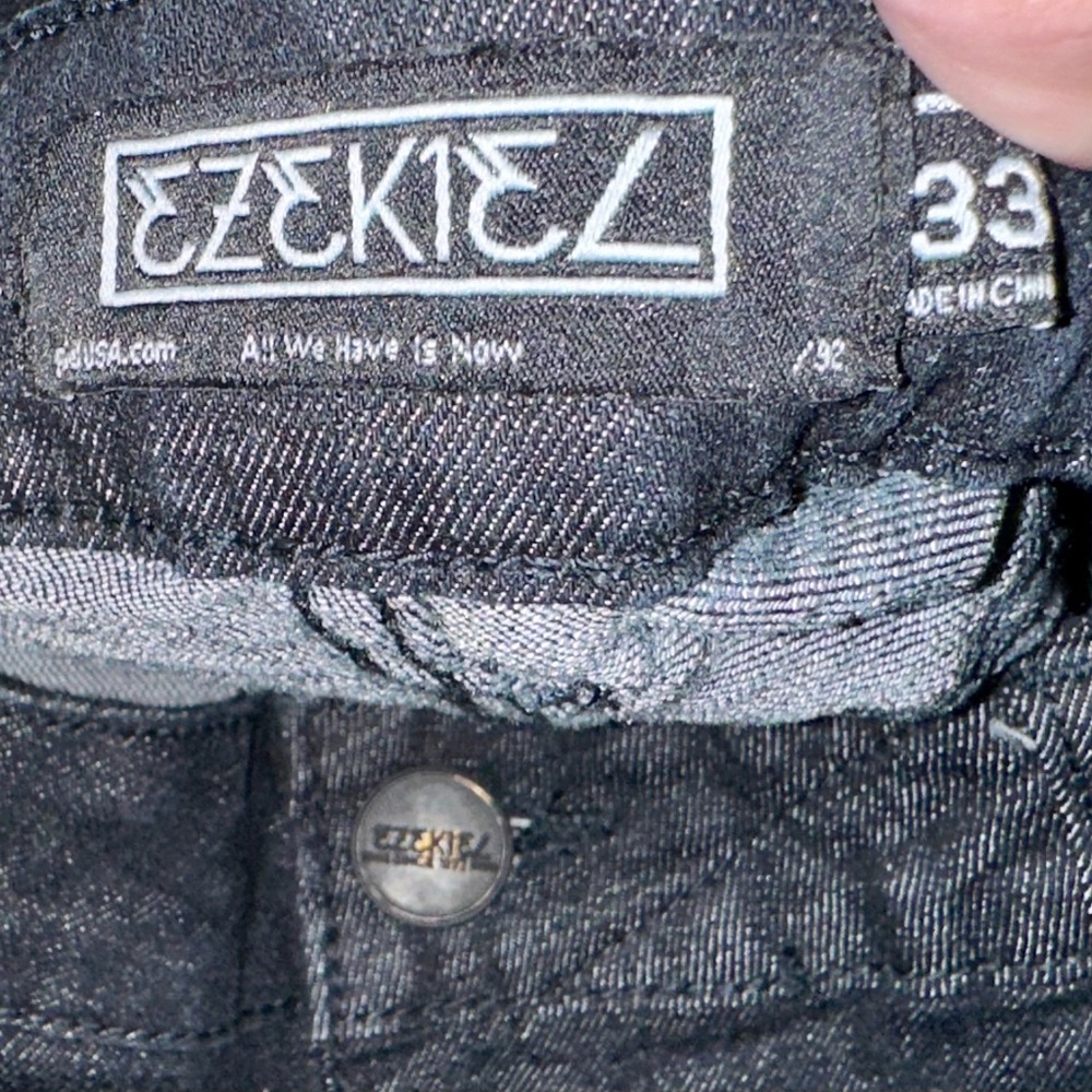 Ezekiel Men’s Jeans Waist 33” Color Black 
The length is 42” see notes…